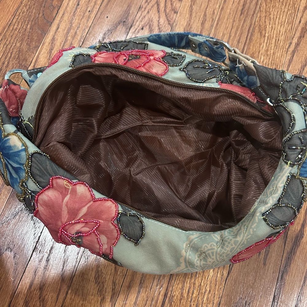 Floral Vintage-Inspired Embroidered Hobo Bag - Picture 4 of 6
